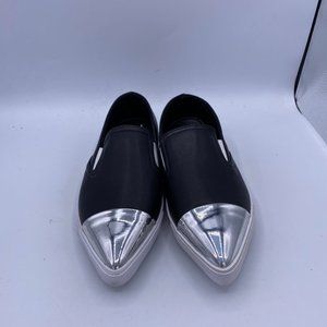 A Women Pointed Toe Pumps Flat